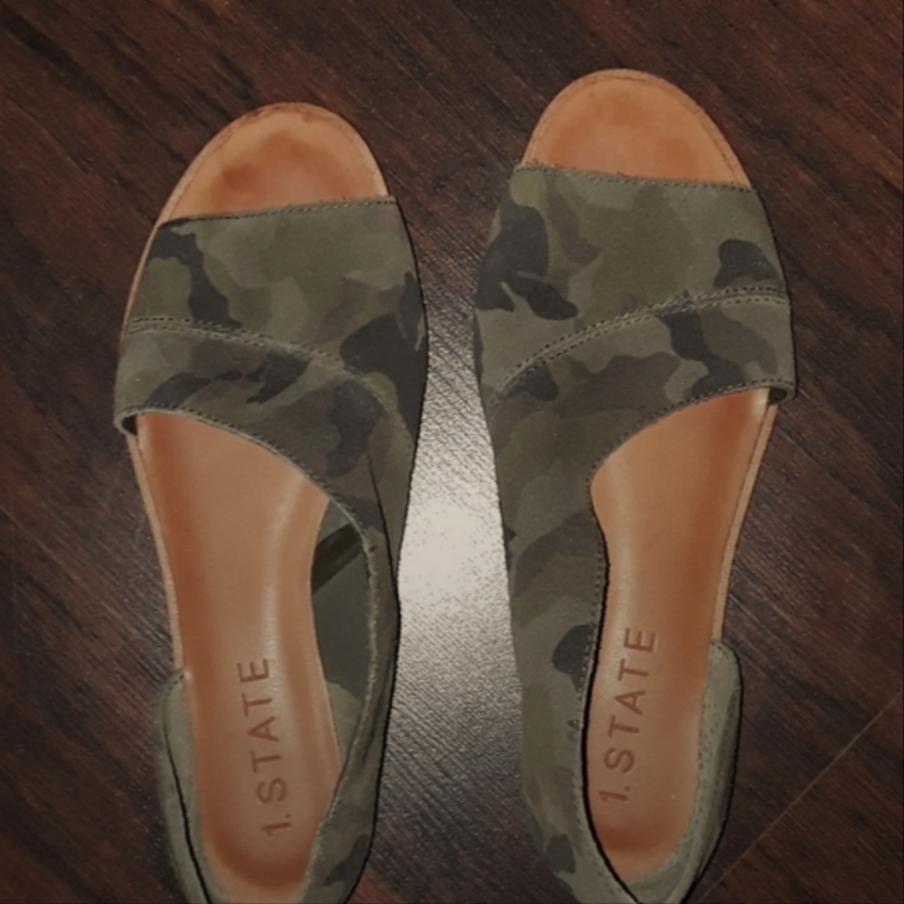 1-STATE Shades of Green Camo leather flats Size 9.5